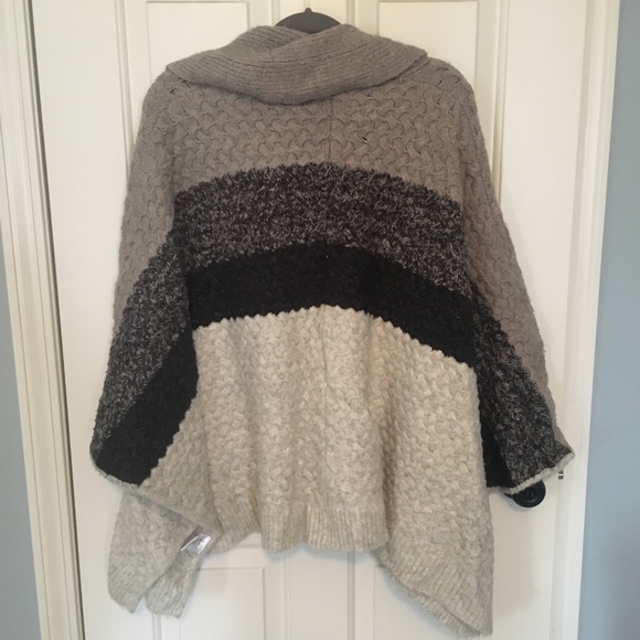 Line color blocked poncho - Picture 3 of 4